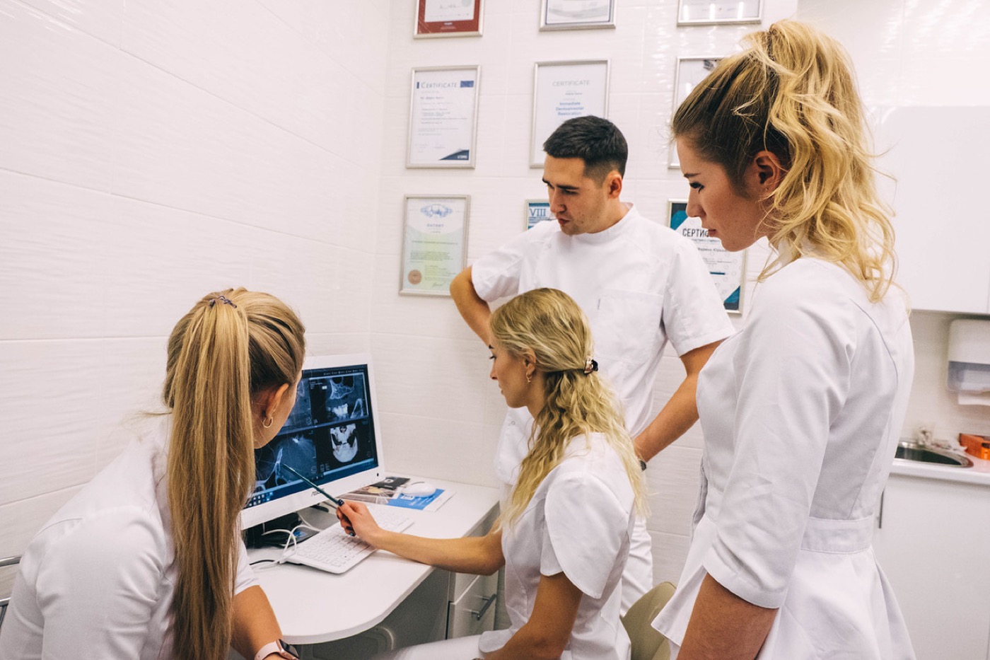 Врачи Ace Clinic разбирают снимок перед лечением