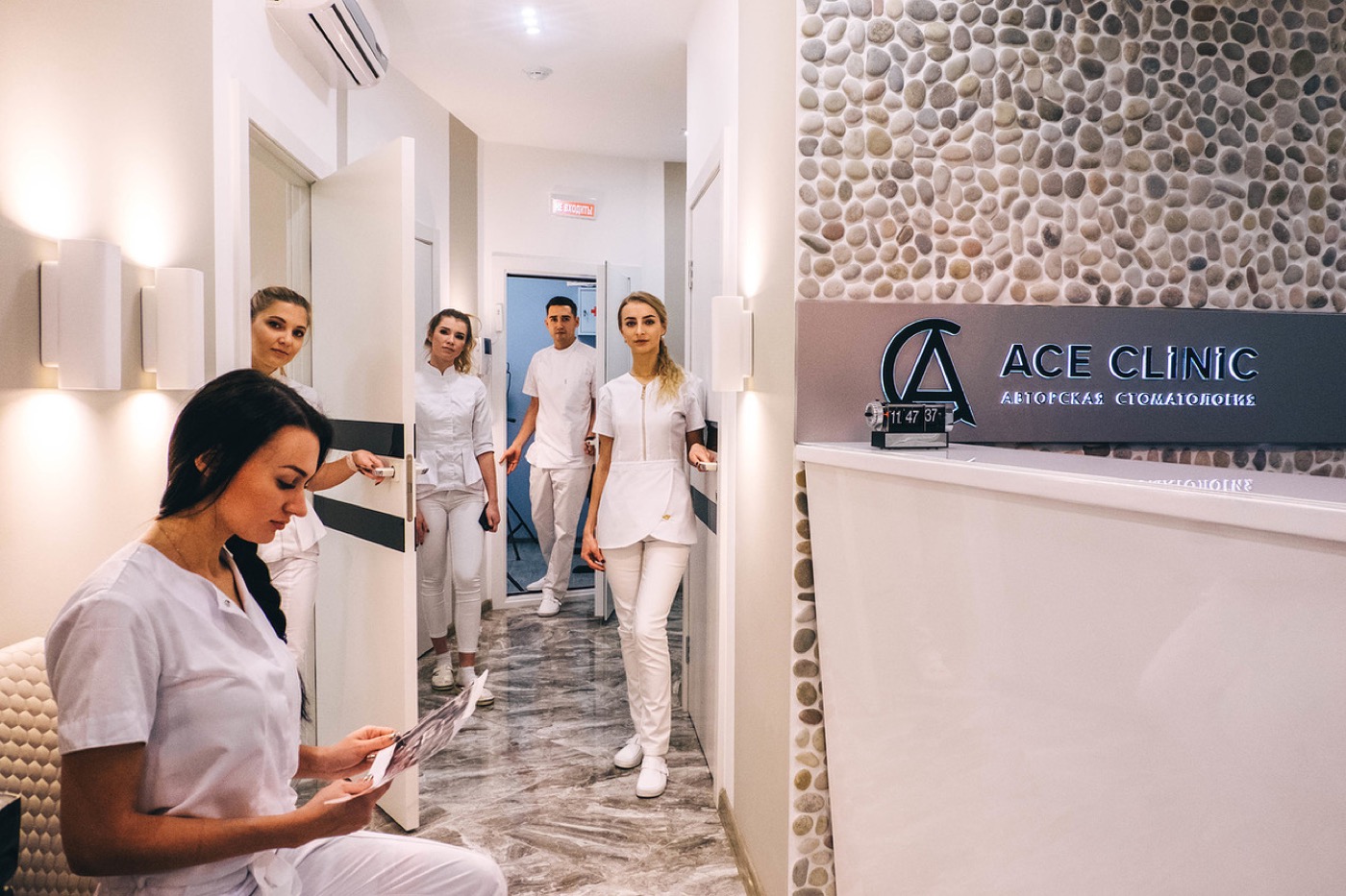 Врачи Ace Clinic у ресепшена